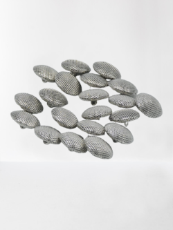 Set de 20 nasturi metalici cu picior cu aspect de plasa in culoare nichel lucios L.32 (2 cm)