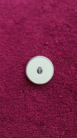 Set 10 nasturi metalici cu piciorus in culoarea nichel lux si emailare alba cu model buburuza L.32 (2 cm)